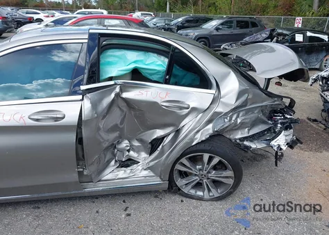 2019 Mercedes-Benz C 300 z USA, uszkodzony, nr VIN 55SWF8DB6KU290010